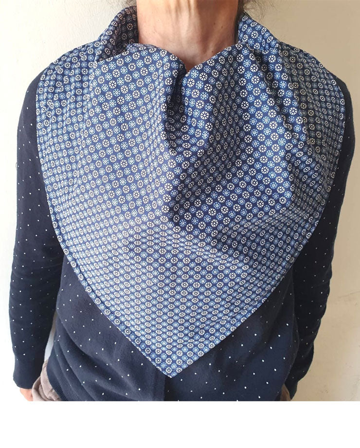 BAVOIR BANDANA GRAND MODÈLE FLOCON GRIS CLAIR